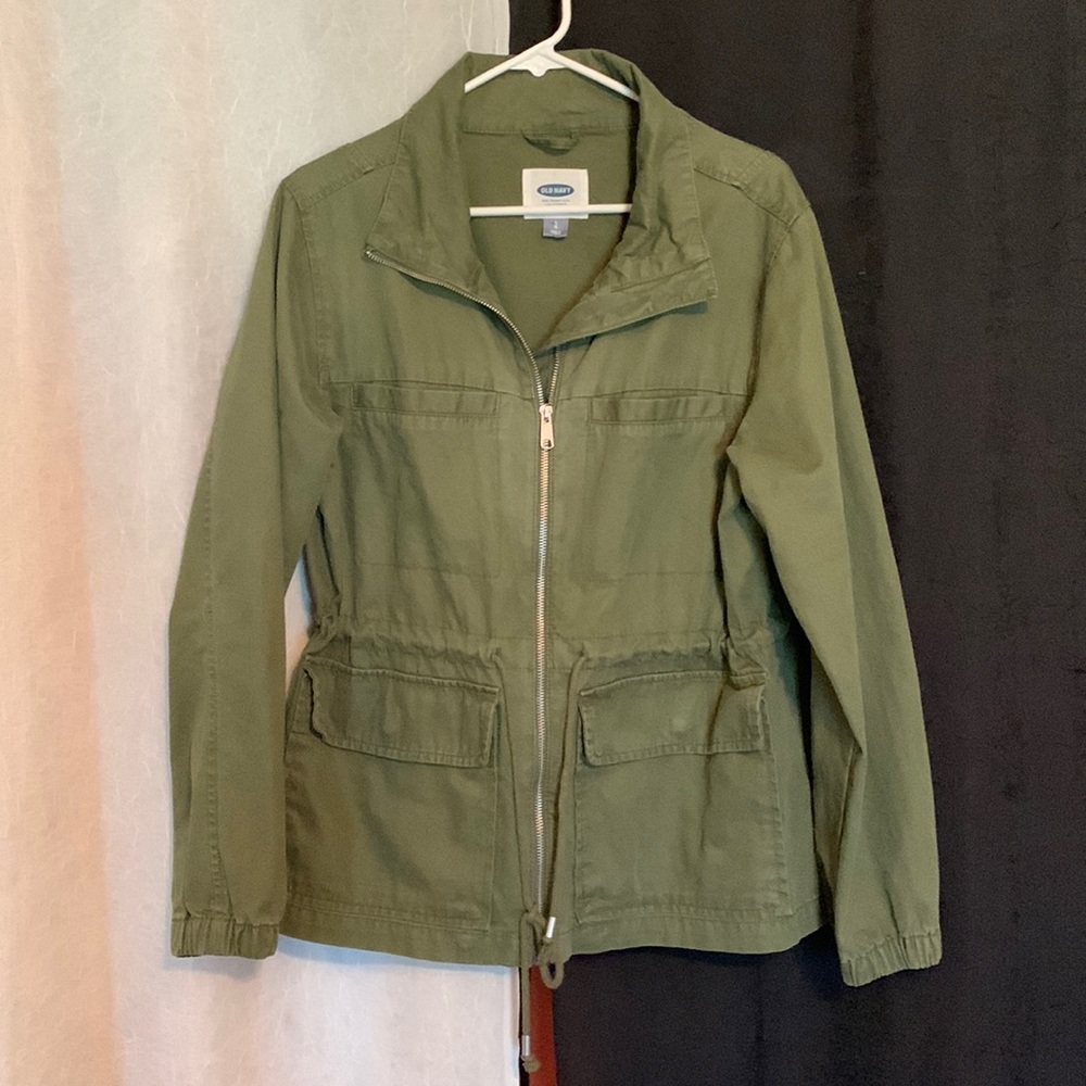 Army green Light jacket with draw string waist..nice pockets